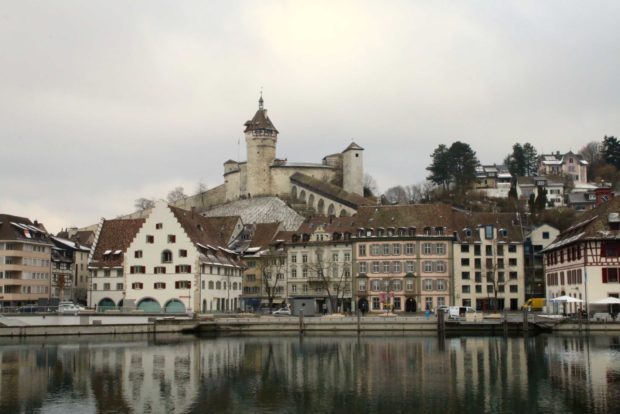 Grand Tour of Switzerland: der Munot in Schaffhausen über dem Rhein 