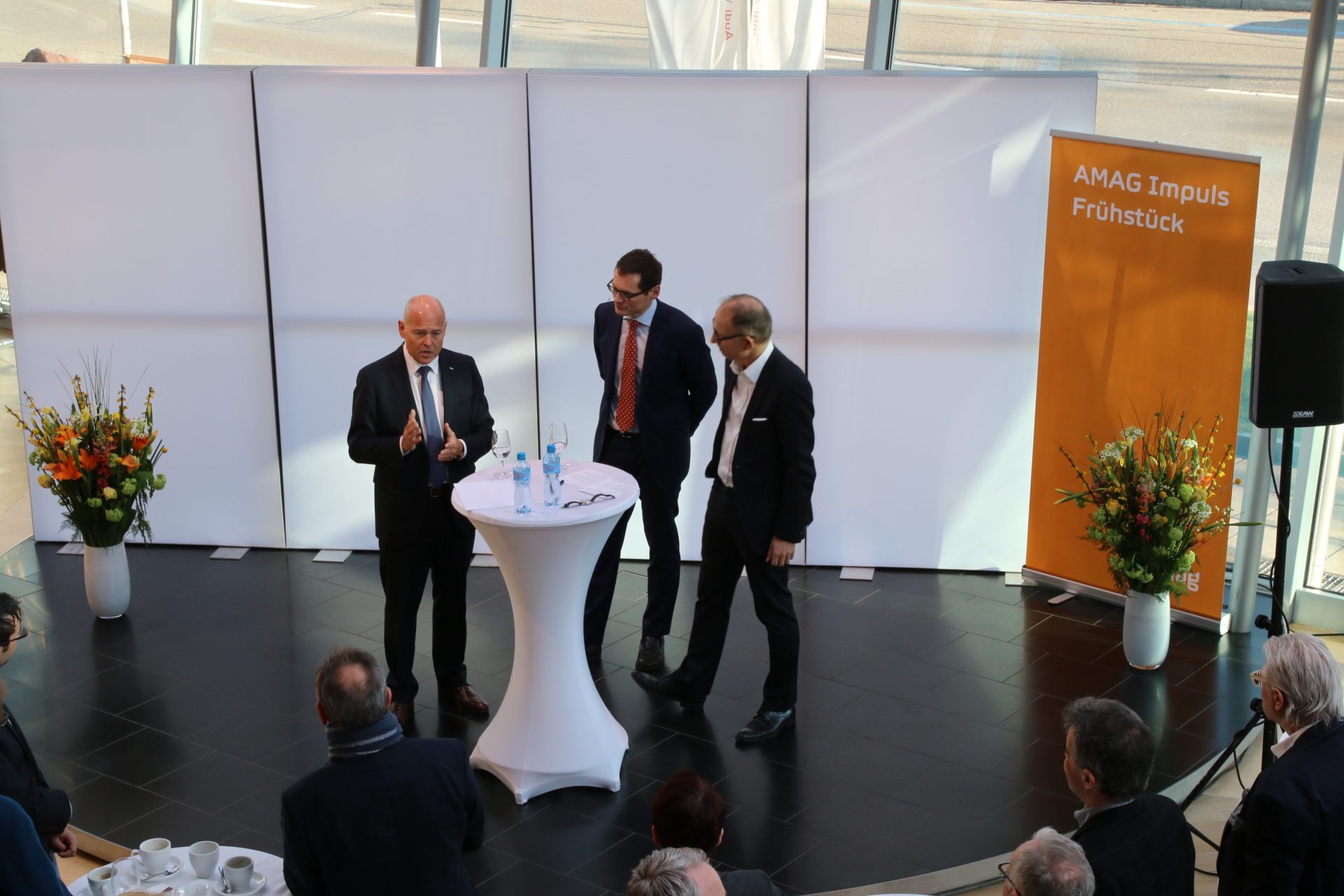 AMAG CEO Morten Hannesbo (links) diskutiert mit Roger Köppel (Mitte)