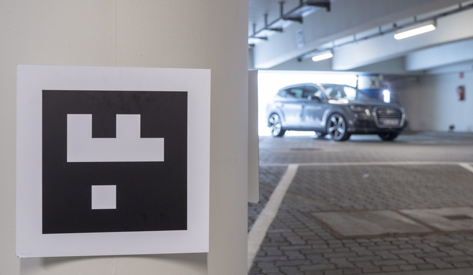 Test des autonomen Parkierens. Mit den im Flughafen Hamburg angebrachten Bildmarkern finden die Pilotfahrzeuge einen freien Parkplatz.  