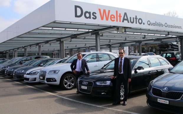 Bruno Blättler (à droit) et Michael Köchli (à gauche) ont complié une check-list avec des Conseils utiles pour l'achat de véhicules d'occasion.