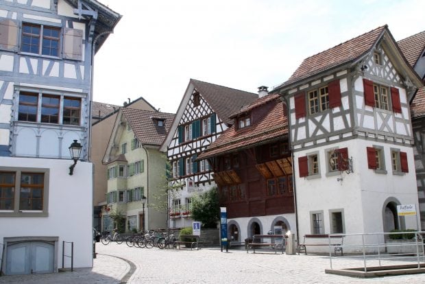 Belles maisons dans la vieille ville d’Arbon découvertes lors du Grand Tour of Switzerland 