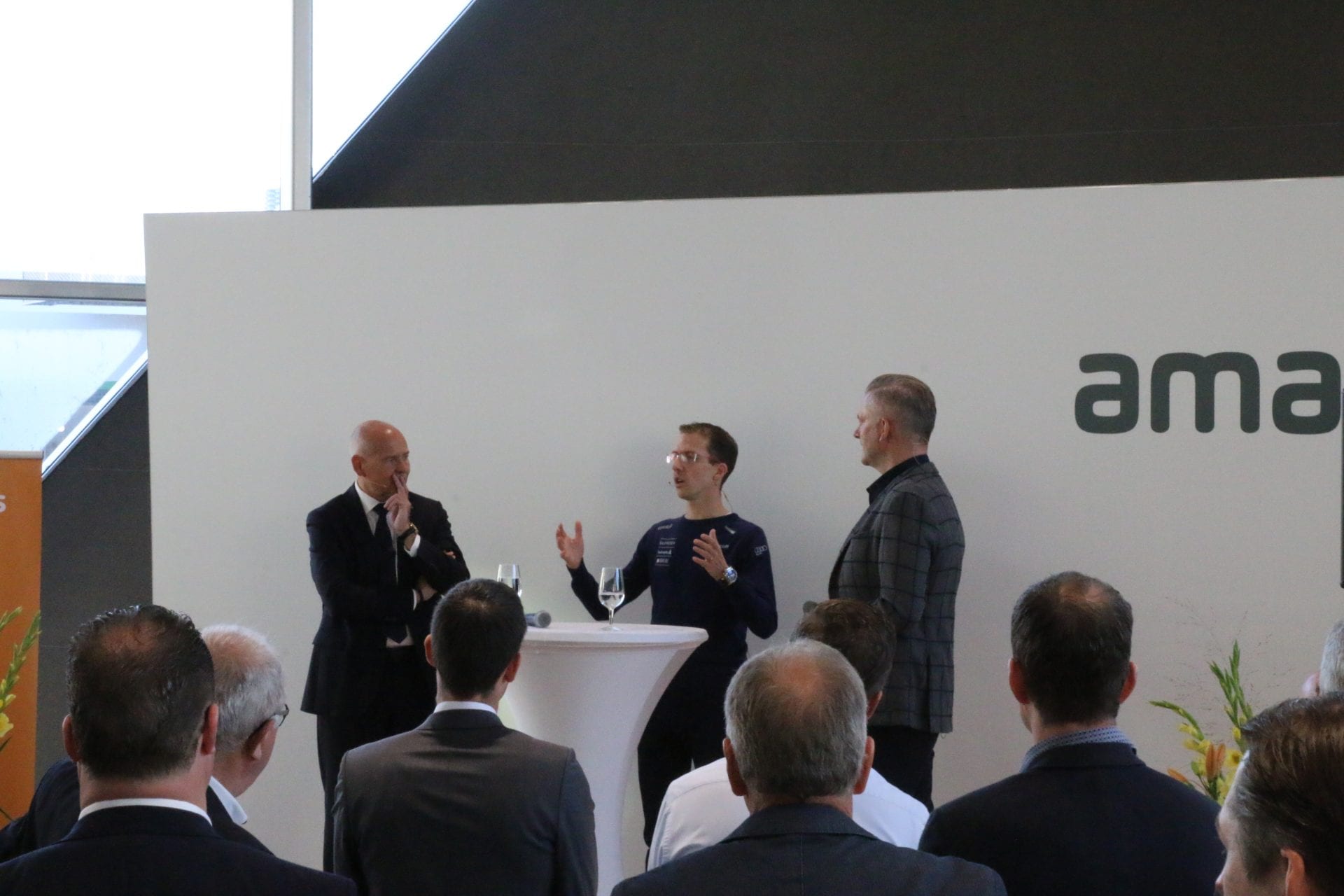 Il CEO di AMAG, Morten Hannesbo (a sinistra) discute con Simon Ammann (al centro).