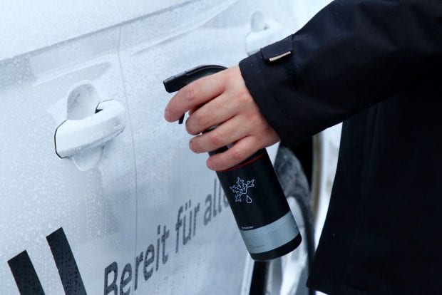 Wintertipps für Autos – Eisspray kann man einfach und schnell anwenden 