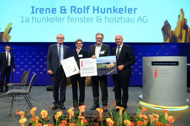 La famille Hunkeler de la société 1a hunkeler fenster AG & 1a hunkeler holzbau AG avec Morten Hannesbo (à droite), CEO AMAG Group AG, et Martin Haefner, président du conseil d'administration d'AMAG Group AG (à gauche).