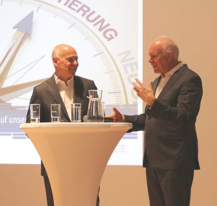 Morten Hannesbo, CEO du groupe AMAG (à gauche), discute avec Hans Hess, président de Swissmem (à droite) des progrès de la numérisation sur le marché du travail.