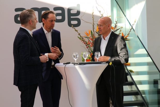 Morten Hannesbo, CEO AMAG Group AG (a destra), in conversazione con Patrick Warnking, Country Director Google Svizzera (al centro).