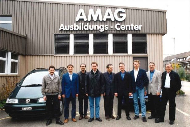 Pierluigi Zanandreis (4e en partant de la droite) avec ses collègues de travail devant l’ancien centre de formation AMAG en 1996. Plus connu aujourd’hui sous le nom d’AMAG Academy. 