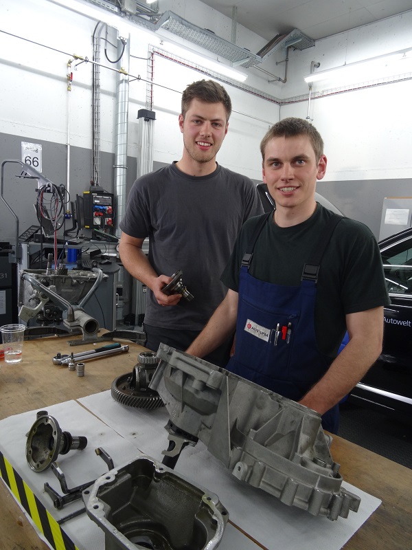 Fabian Britt et Jean Trotti lors de la préparation chez AMAG Autowelt Dübendorf