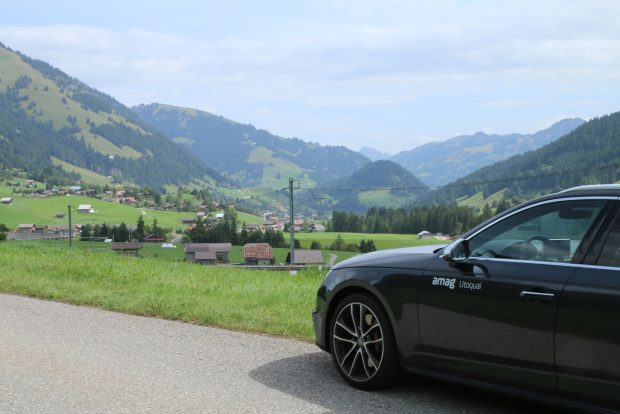 L'Audi S4 à flanc de montagne. Vue sur la Sarine lors de l'arrivée à Gstaad. 