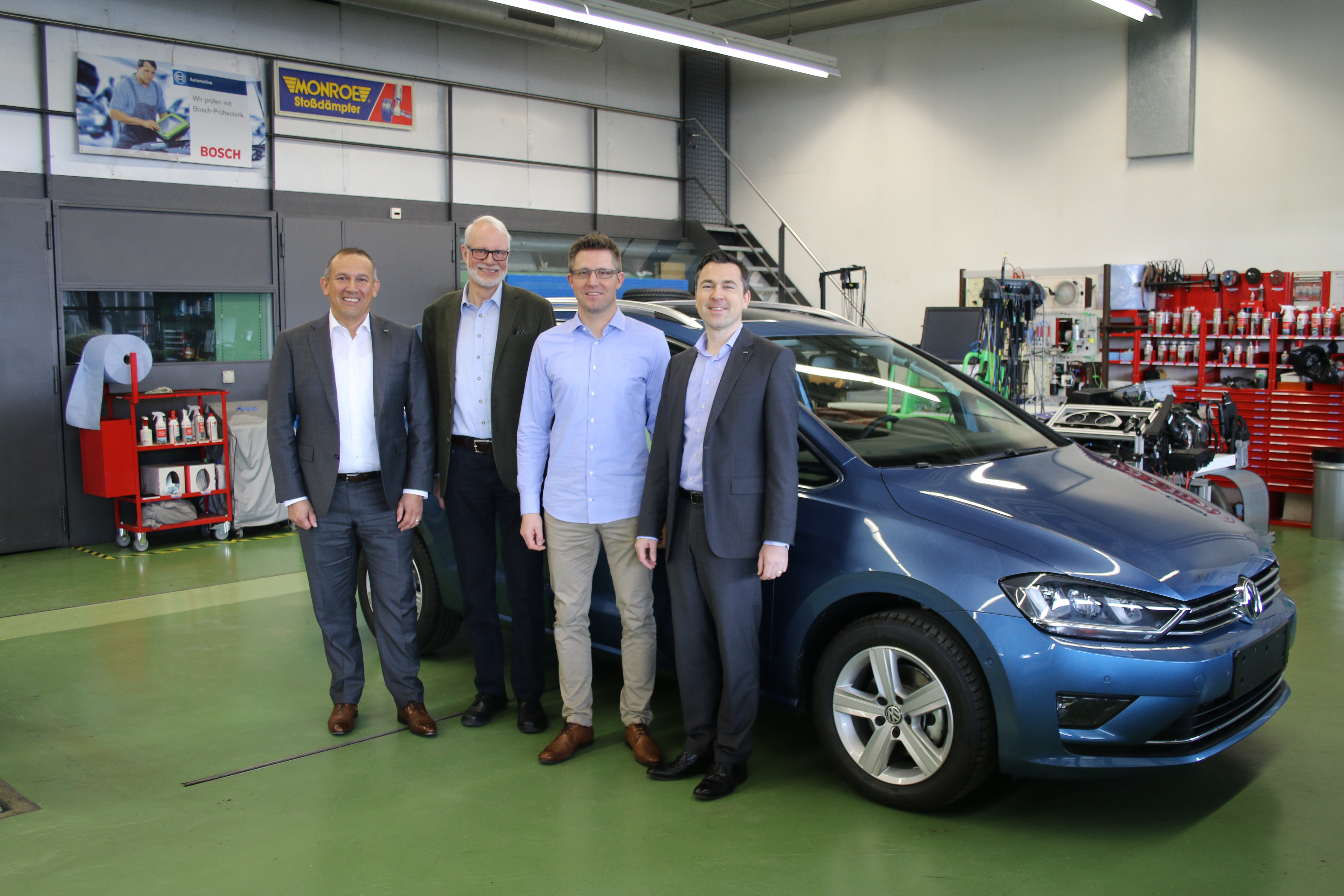 AMAG consegna al Centro di formazione professionale per i settori edilizio e artigianale del Canton Lucerna una Volkswagen Golf Sportvan.
