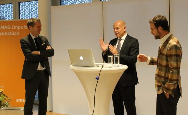 Morten Hannesbo, Dr. Peter Grünenfelder e il moderatore Nik Hartmann alla Colazione AMAG Impuls.