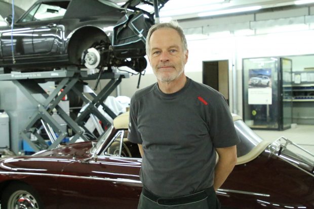L'esperto in auto classiche Ruedi Brack in officina al Centro Porsche di Zurigo-Schlieren